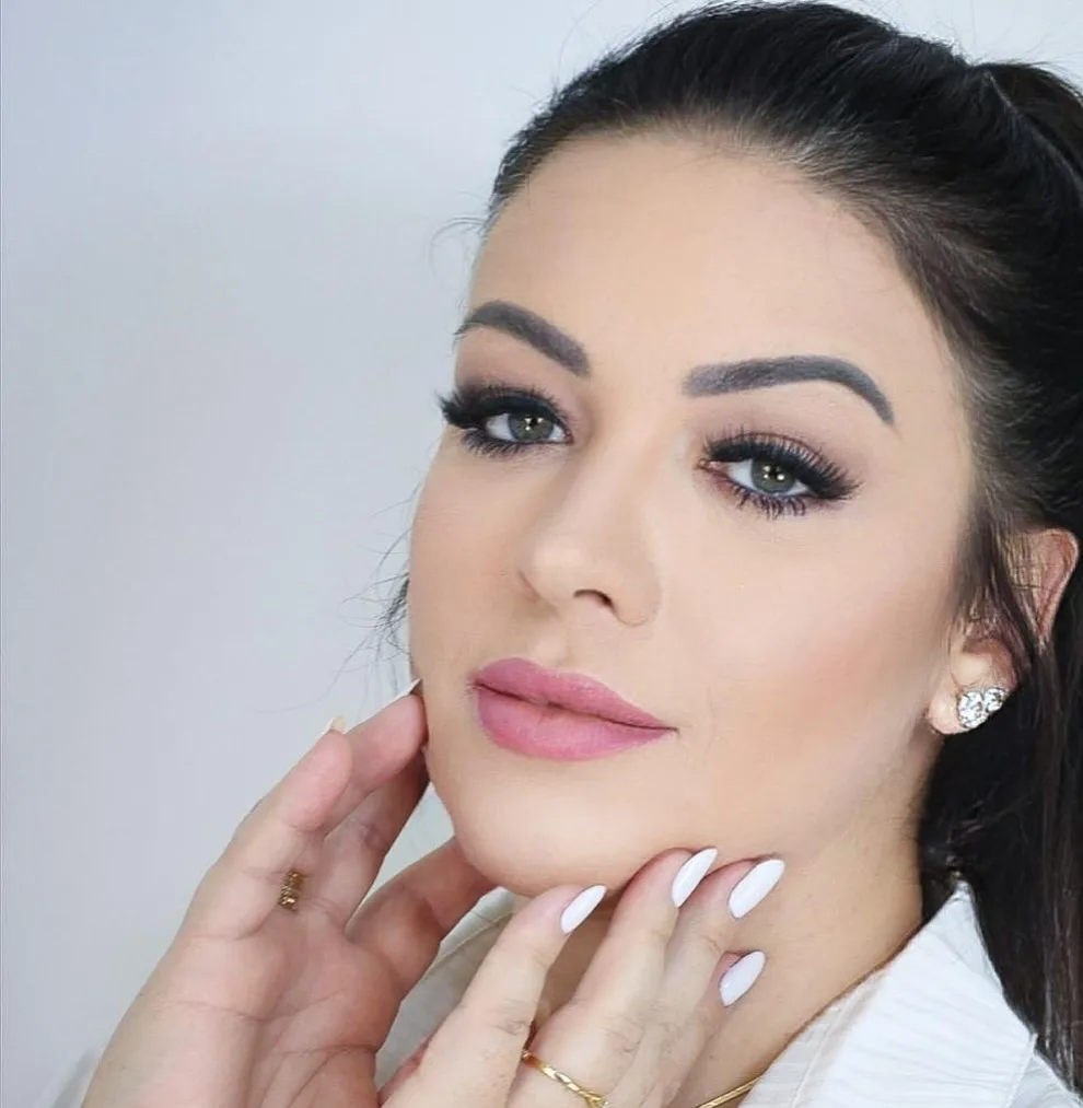 Cliente com cílios e maquiagem em resultado natural
